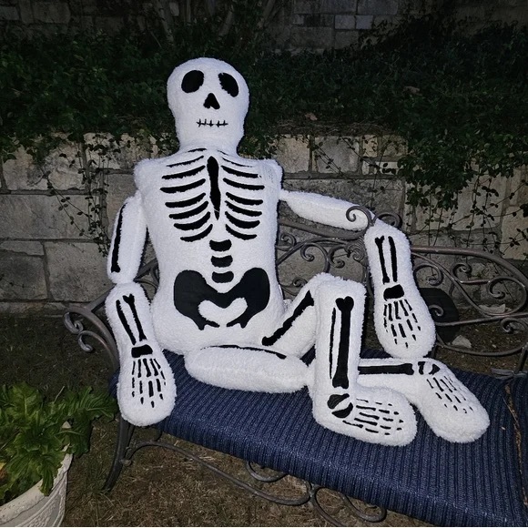 Giant Skeleton - Isaac Mizrahi - 5 Foot Halloween Pillow - Picture 3 of 11